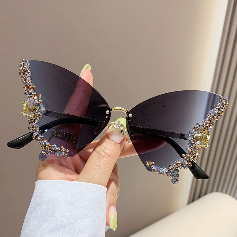 Fashionable Exaggerated Butterfly Wing Sunglasses - Stand Out in Style