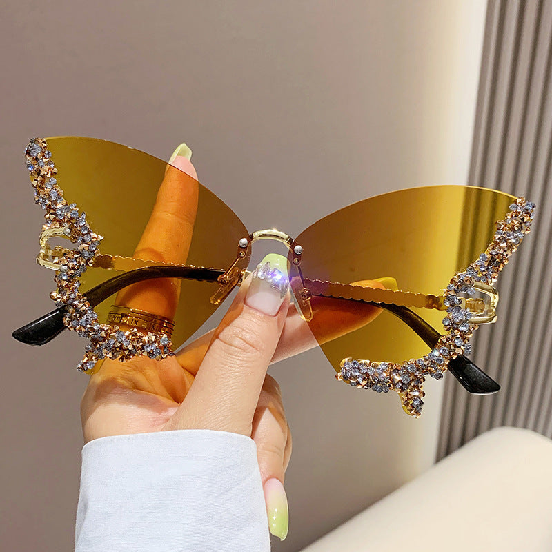 Fashionable Exaggerated Butterfly Wing Sunglasses - Stand Out in Style